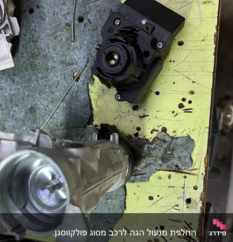 חלקי מנעול רכב על שולחן עבודה